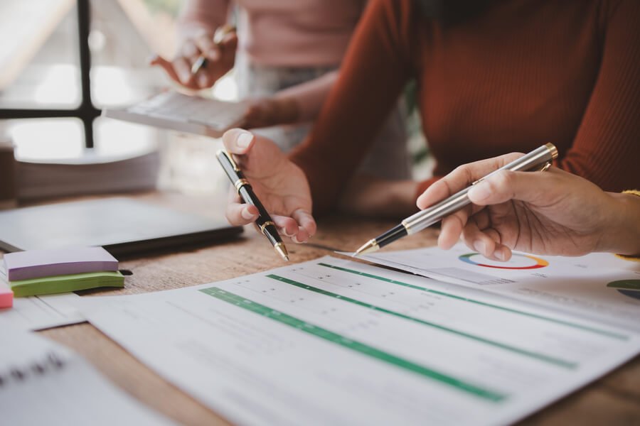 Administración y recuperación de la cartera de créditos tecnologias - Colaboración en equipo revisando informes y datos financieros.