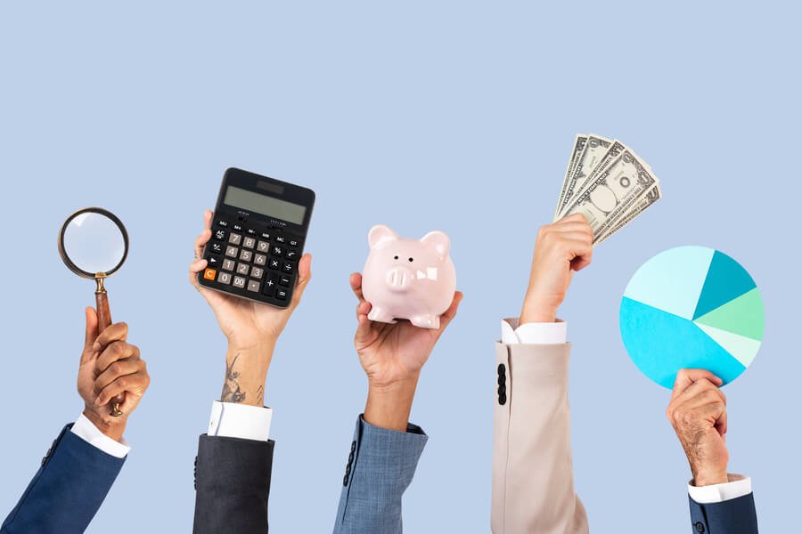 Administración y recuperación de la cartera de créditos - Conceptos financieros representados por manos levantando íconos de ahorro, inversión y análisis.